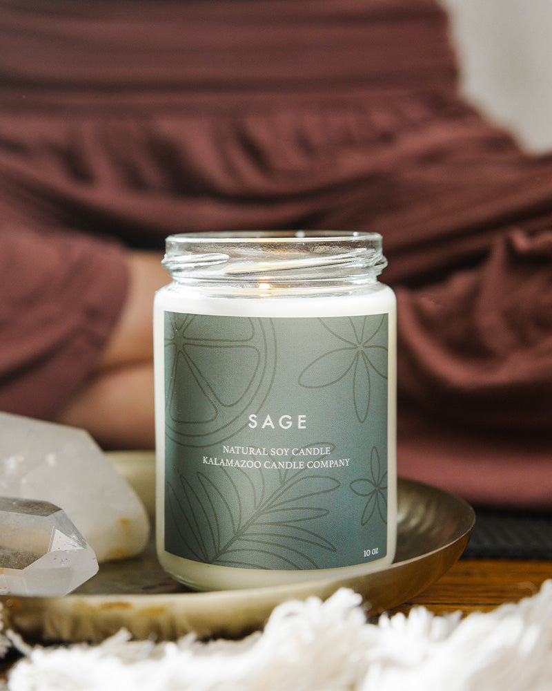 Reviving orange blossom and white sage offer a robust foundation for the day. Surrounded by soothing lavender petals and bergamot, an herbal gathering gently brings peace to your spirit.